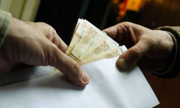 Arrestohet në flagrancë një zyrtar publik në Prishtinë për marrje ryshfeti