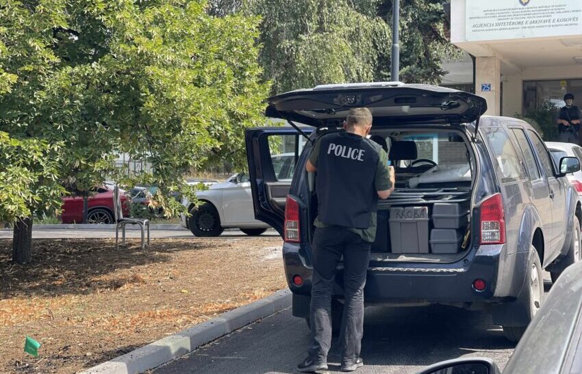 Përveç në Prishtinë, policia po kryen bastisje edhe në dy komuna tjera – ja për çka po dyshohet