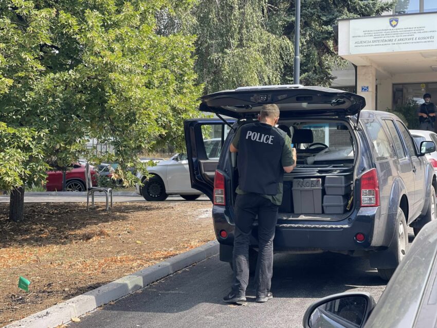 Përveç në Prishtinë, policia po kryen bastisje edhe në dy komuna tjera – ja për çka po dyshohet