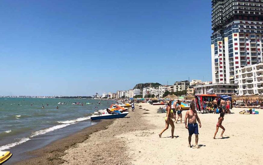 Arrestohet një 18-vjeçar, dyshohet se shpërndante drogë në plazhin e Durrësit
