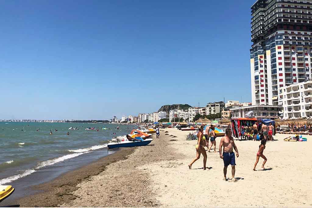 Arrestohet një 18-vjeçar, dyshohet se shpërndante drogë në plazhin e Durrësit