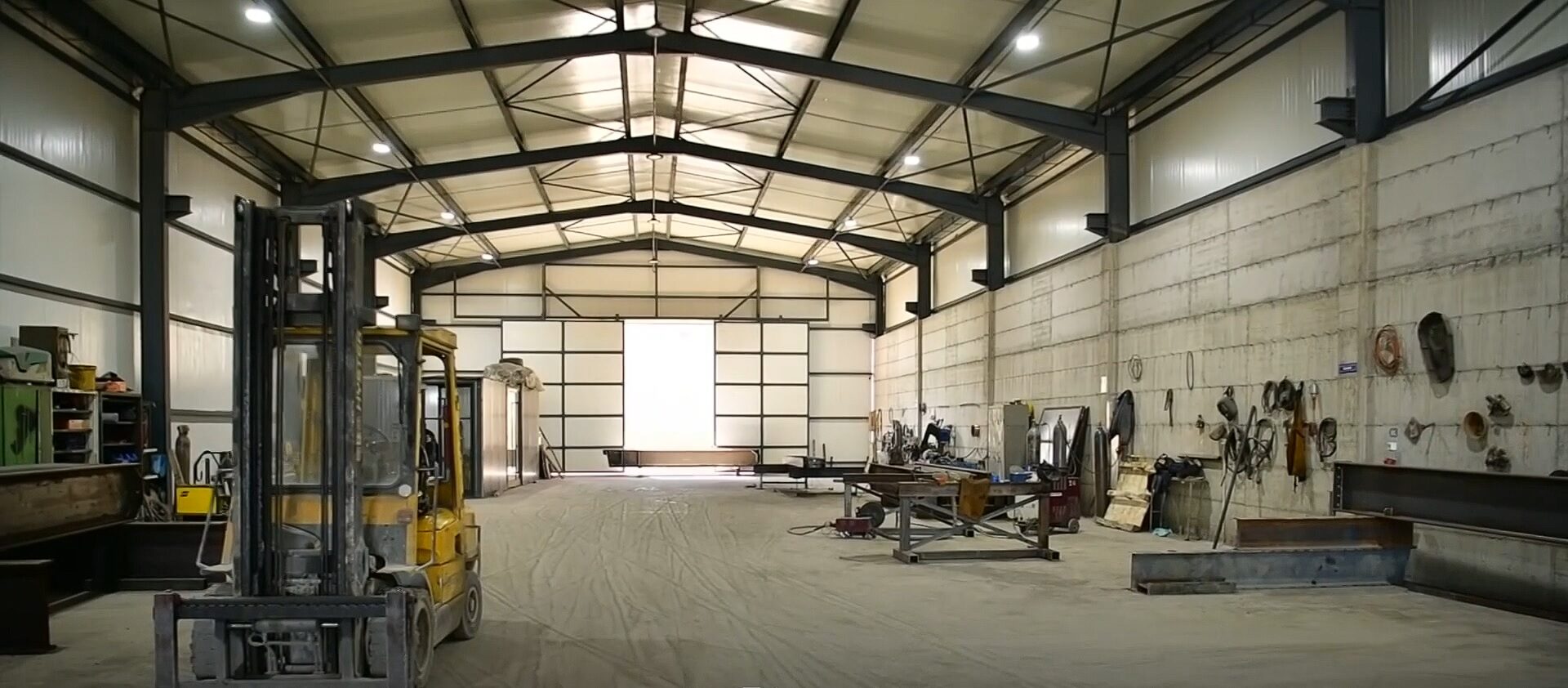 Fabrika pa leje ndërtimi në Gjilan: Puna nuk ndalet, banorët ankohen (VIDEO)