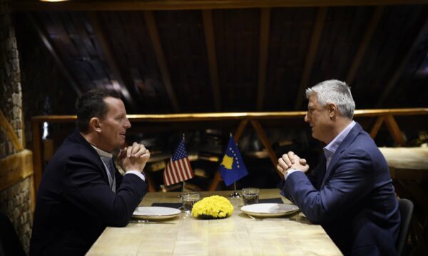 Grenell për Thaçin: Është e turpshme që ai ende gjendet në burg, Haga është e rrënuar