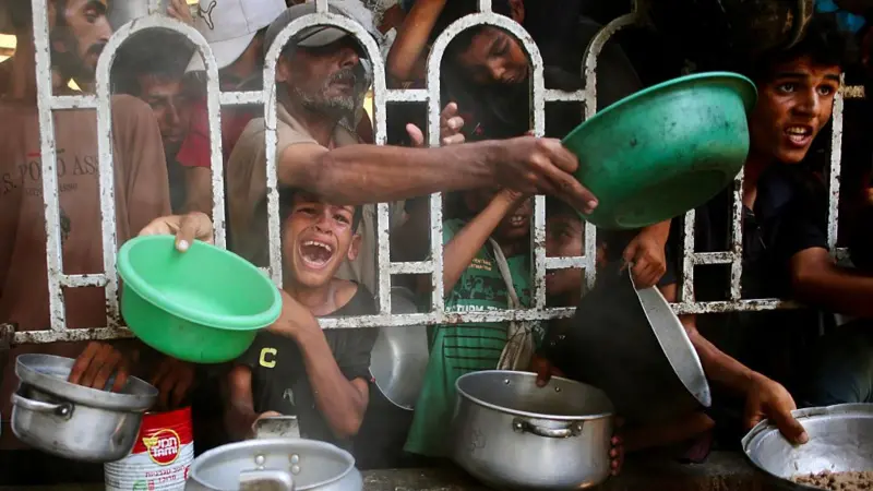 “Kriza humanitare në Gaza e tmerrshme”, BBC: Civilë dhe gazetarë rrezikojnë të vdesin urie