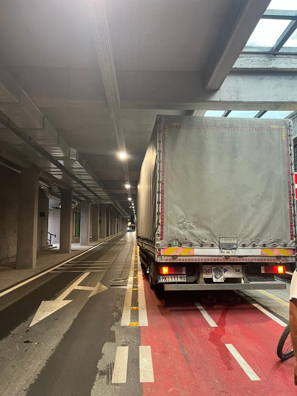 Kamion i madh shkakton dëme në tunelin te Kurrizi – Shkelje e rëndë e rregullave dhe rrezik për qytetarët