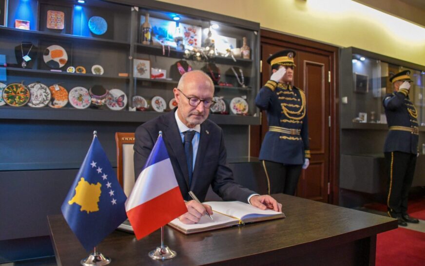 Ambasadori francez i bën thirrje klasës politike në Kosovë për kompromis dhe funksionalitet institucional