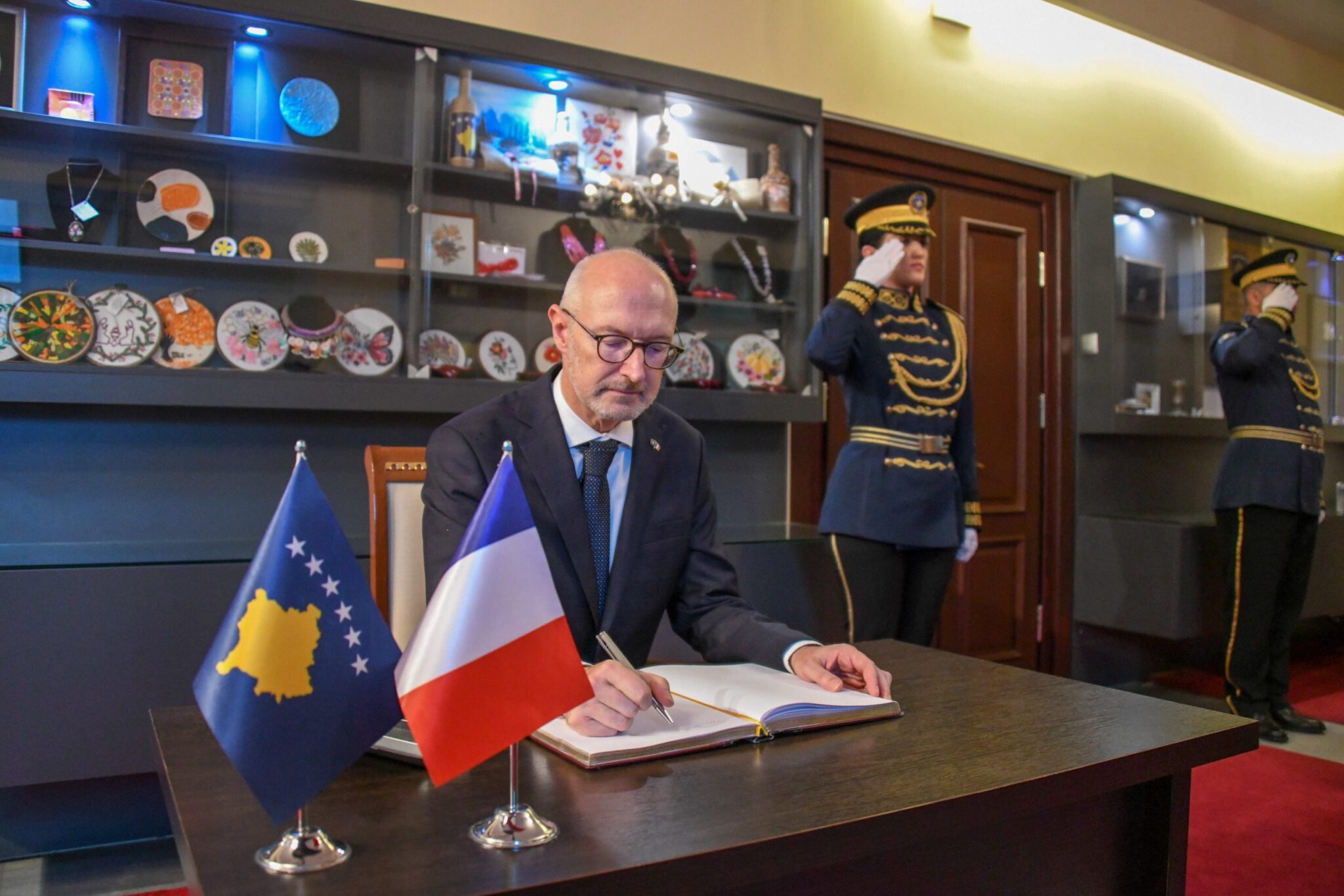Ambasadori francez i bën thirrje klasës politike në Kosovë për kompromis dhe funksionalitet institucional