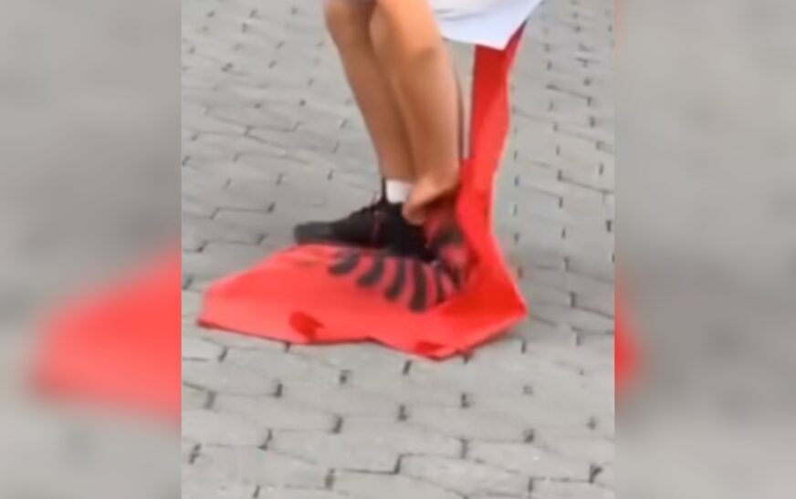 Raportohet se disa të rinj nga Suhareka kanë përdhosur flamurin kombëtar