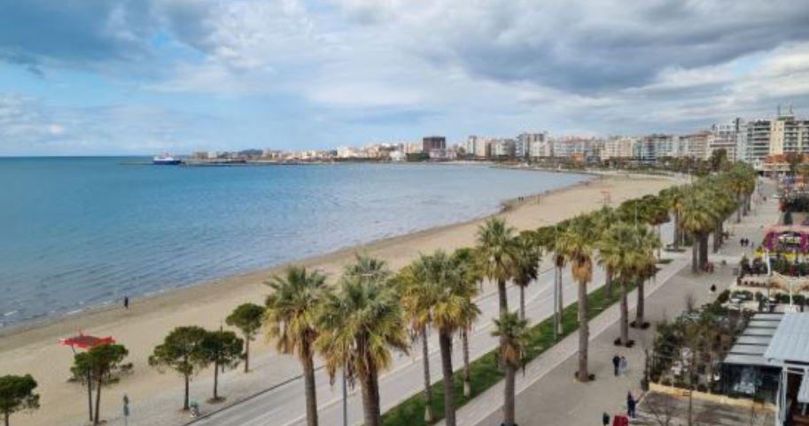 Shtohen plazhet publike në Vlorë, më pak plazhe private se vitin e kaluar