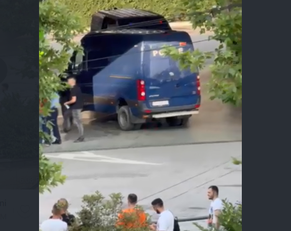 Mjet i dyshuar në rrugën Prishtinë-Fushë Kosovë, policia rrethon vendin e ngjarje