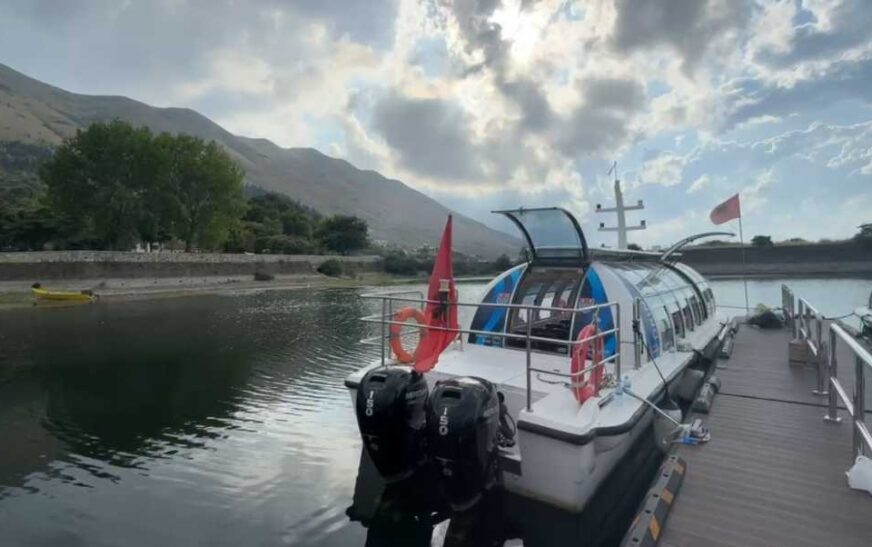 Shkodër: Në përpjekje për të shpëtuar dy turistë, dyshohet se është mbytur kapiteni i anijes