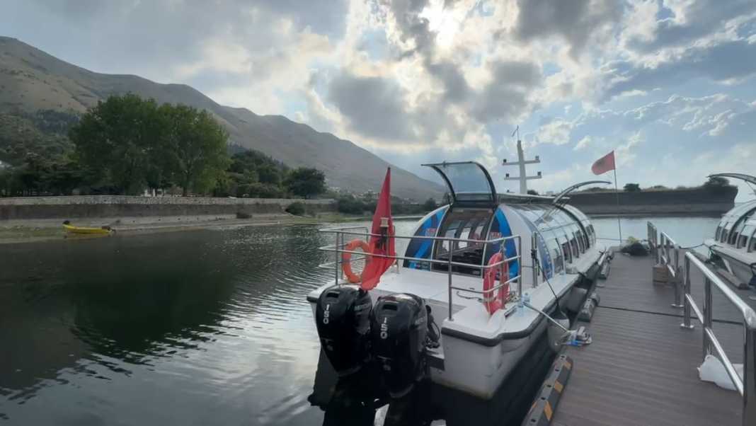 Shkodër: Në përpjekje për të shpëtuar dy turistë, dyshohet se është mbytur kapiteni i anijes