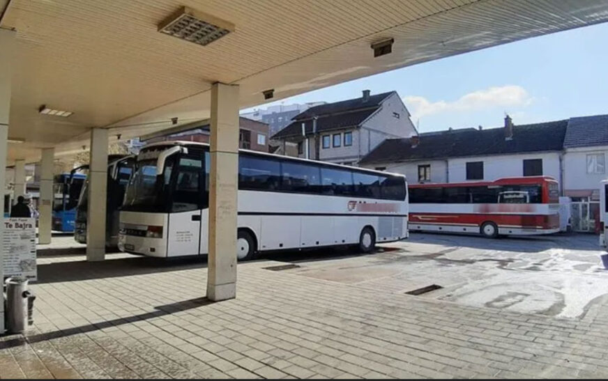 “Komuna na la pa bukë”, kompanitë e autobusëve në grevë pasi ua ndaloi hyrjen nëpër Ferizaj (VIDEO)