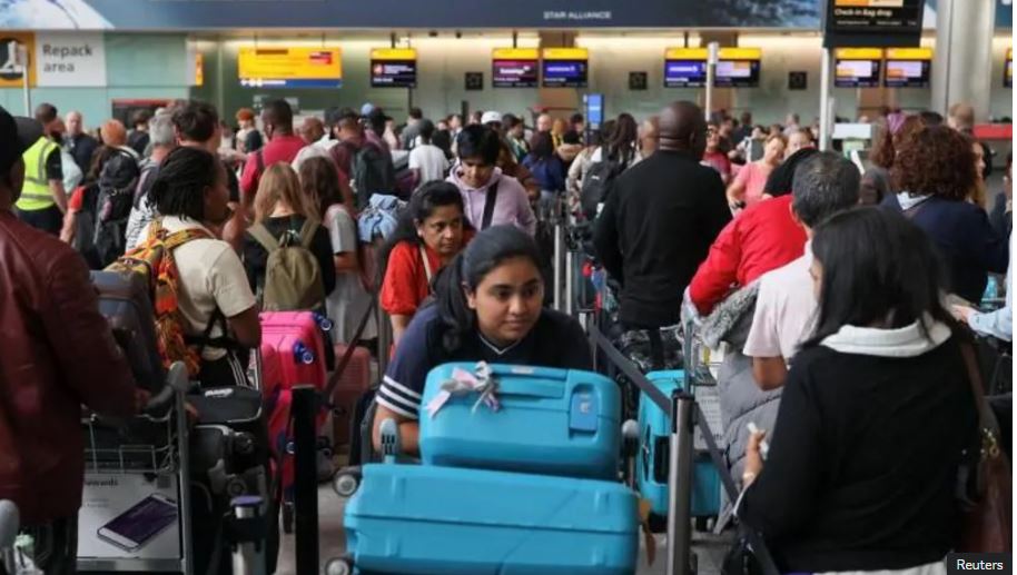 Linjat ajrore kërkojnë përgjigje pas dështimit të kontrollit të trafikut ajror në Britani
