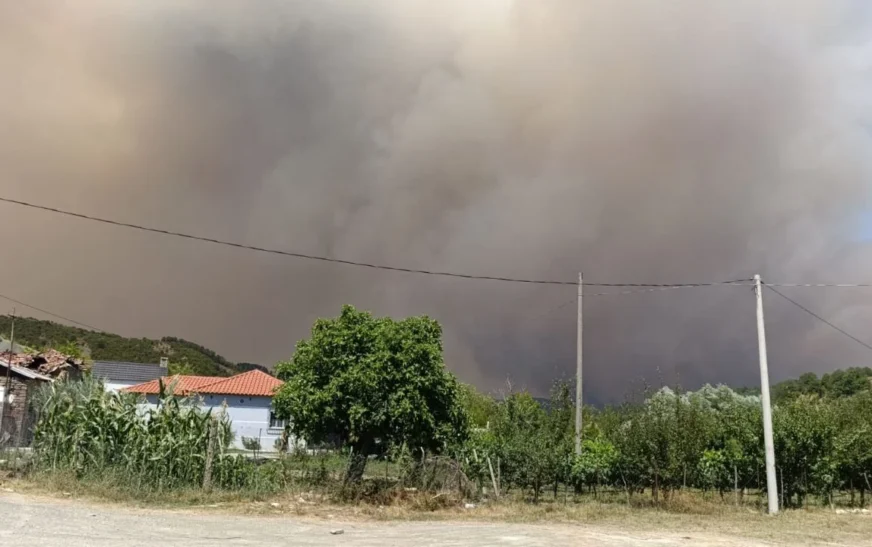 80-vjeçari humb jetën mes flakëve në Gramsh