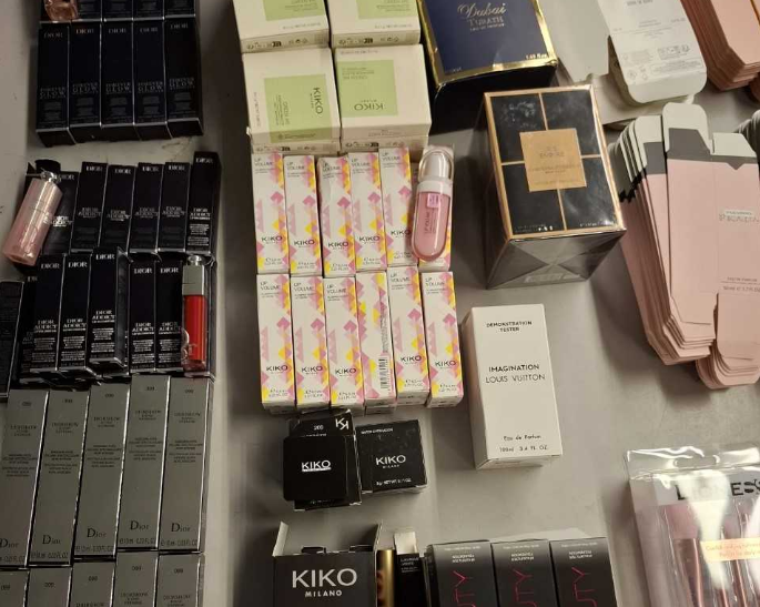 Dogana bllokon mallra të padeklaruara nga Stambolli me vlerë mbi 3 mijë euro