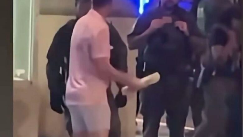 U godit me sandviç një polic në Uashington, burri akuzohet për sulm