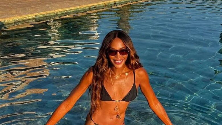 Ikona e modës Naomi Campbell tregon elegancën dhe formën e saj mahnitëse në bikini