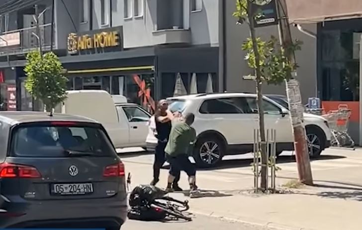 Përleshje mes dy burrave në Fushë Kosovë: Kërcasin grushtet e fluturojnë tullat (VIDEO)