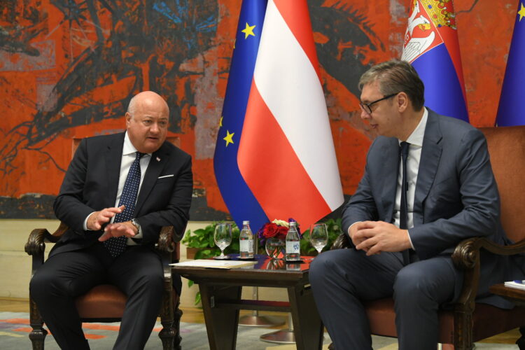 Kancelari austriak “i shokuar” nga reagimi i Vuçiqit pas pyetjes së një gazetari