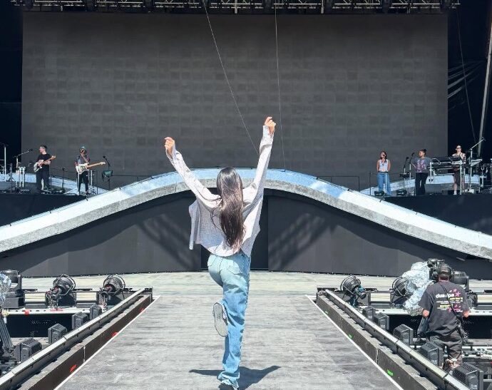Dua Lipa feston marrjen e shtetësisë së Kosovës në Festivalin Sunny Hill, përkrah të fejuarit dhe miqve të afërt