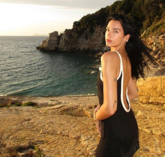 Pas “Sunny Hill”, Dua Lipa relaksohet në jugun e Shqipërisë