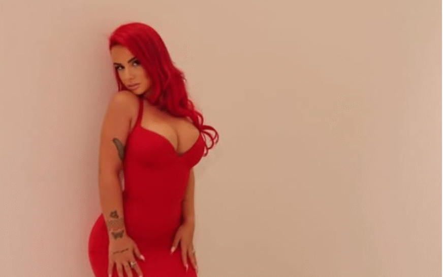 Rina Balaj mahnit me pamjen elegante në një fustan të kuq klasik