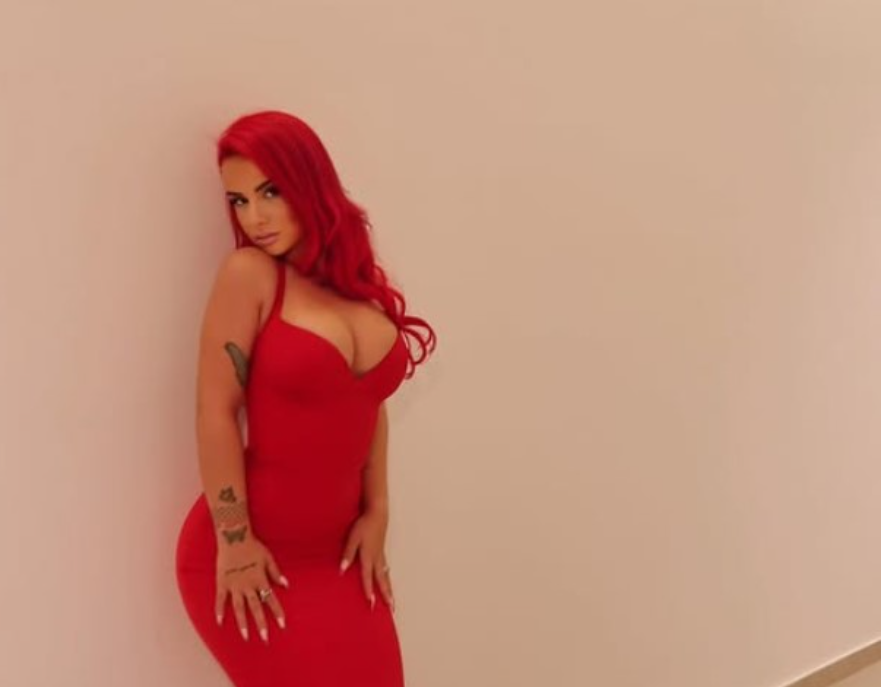 Rina Balaj mahnit me pamjen elegante në një fustan të kuq klasik