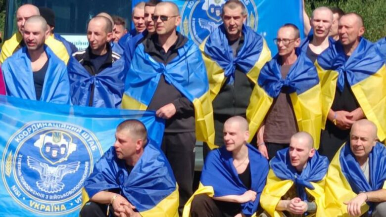 “Nuk i kam parë fëmijët e mi ka gjashtë vite”, lirohen ukrainasit e burgosur në Rusi