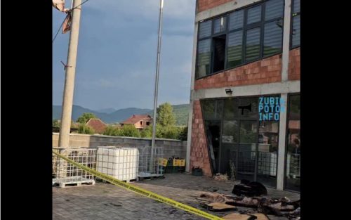 Digjet ndërtesa në pronësi të kandidatit të Listës Serbe për kryetar të Zubin Potokut