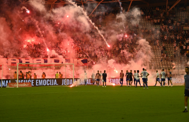 Nuk ia falin eliminimin nga Dinamo City, ultrasit e Hajdukut sulmojnë me fishekzjarrë lojtarët e tyre