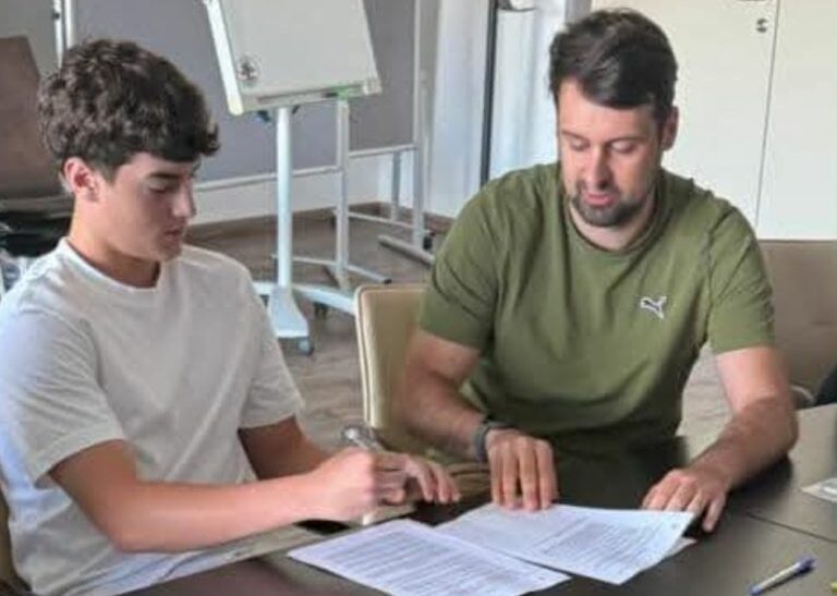 Talenti shqiptar Briken Zendeli nënshkruan kontratë profesionale me FC Rapid