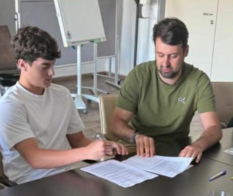 Talenti shqiptar Briken Zendeli nënshkruan kontratë profesionale me FC Rapid