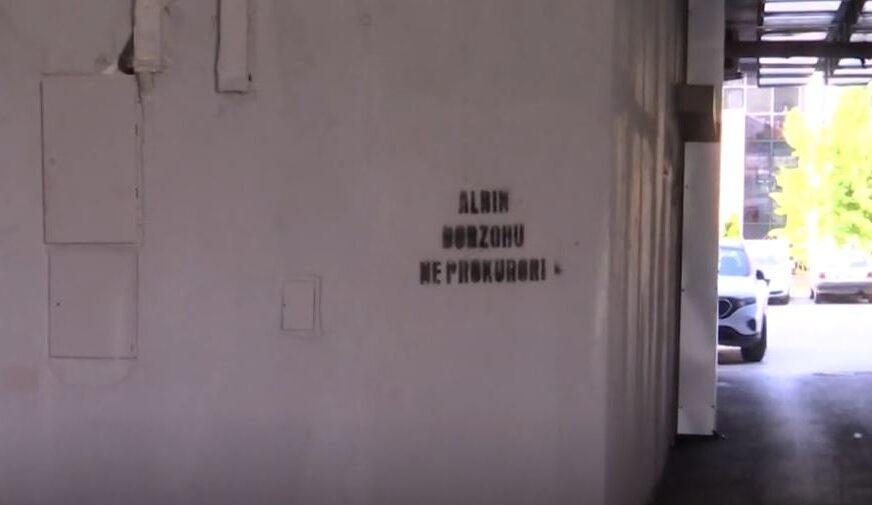 Grafitet nëpër kryeqytet ftojnë Kurtin në prokurori