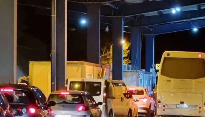 Merdarë: Po vazhdojnë pritjet deri në 5 orë, kolona mbi 1 kilometër
