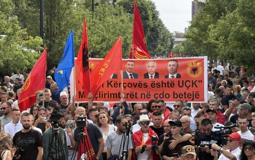 Populli në shesh, përballë Hagës/ Përfundon protesta gjithëpopullore në mbështetje të çlirimtarëve!
