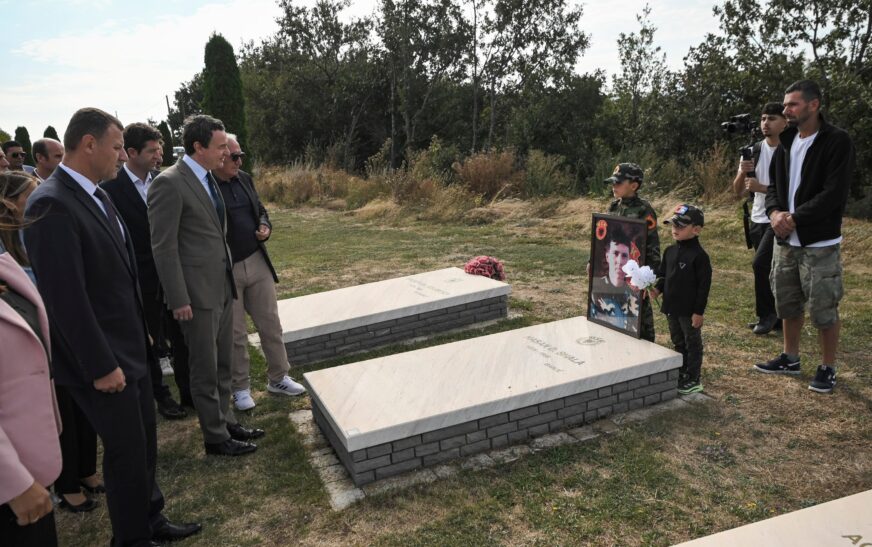 Kurti bën homazhe në nderim të Komandantit Ismet Jashari