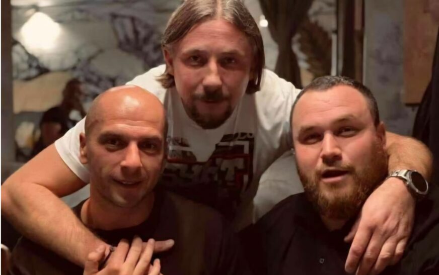 Agjentja serbe fliste me të akuzuarin e Banjskës – ai ka foto me Slavko Siqmiqin