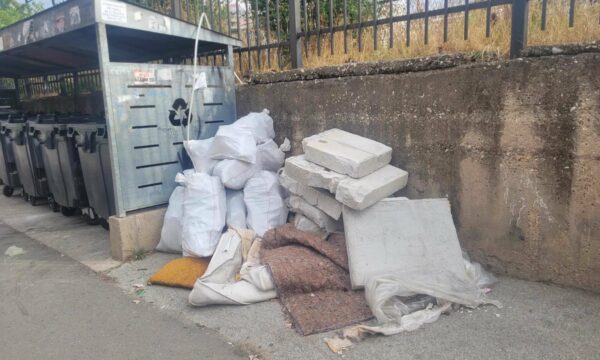 Lënia e mbeturinave ndërtimore e mobiljeve afër kontejnerëve, Rama me lutje për qytetarët