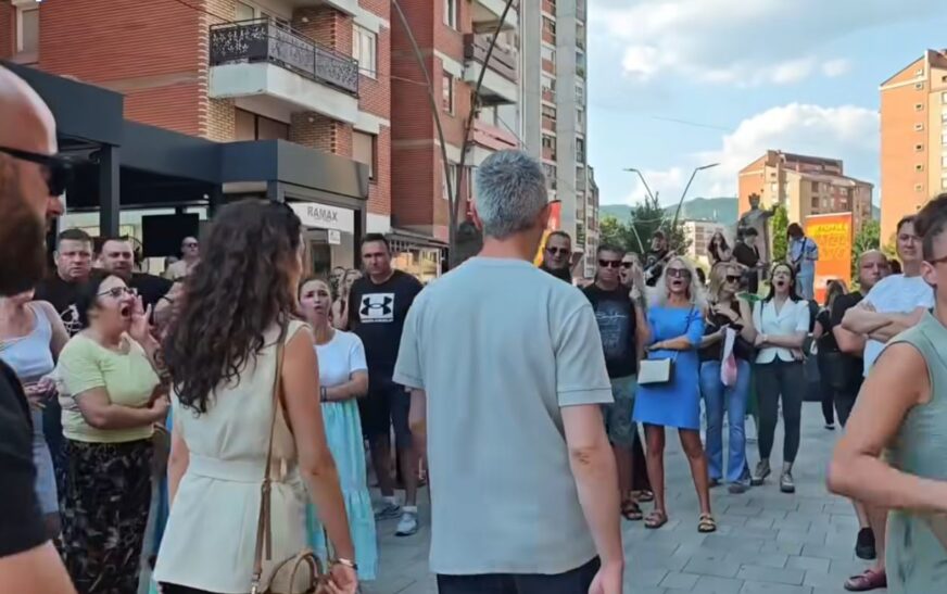 Kryetarit shqiptar të Mitrovicës së Veriut s’i trembet syri dhe hyn në mes të turmave serbe (VIDEO)