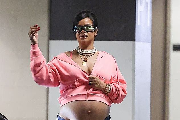 Rihanna shfaqet tejet me stil ndërsa del në Beverly Hills