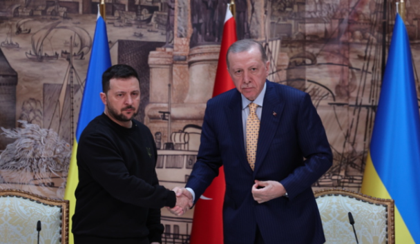 Erdogan dhe Zelensky diskutojnë për paqen: Turqia e gatshme të presë samit për t’i dhënë fund konfliktit