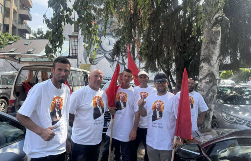 Veshur me uniforma të UÇK-së e bluza me fotografi të Thaçit: Qytetarët fillojnë të mblidhen
