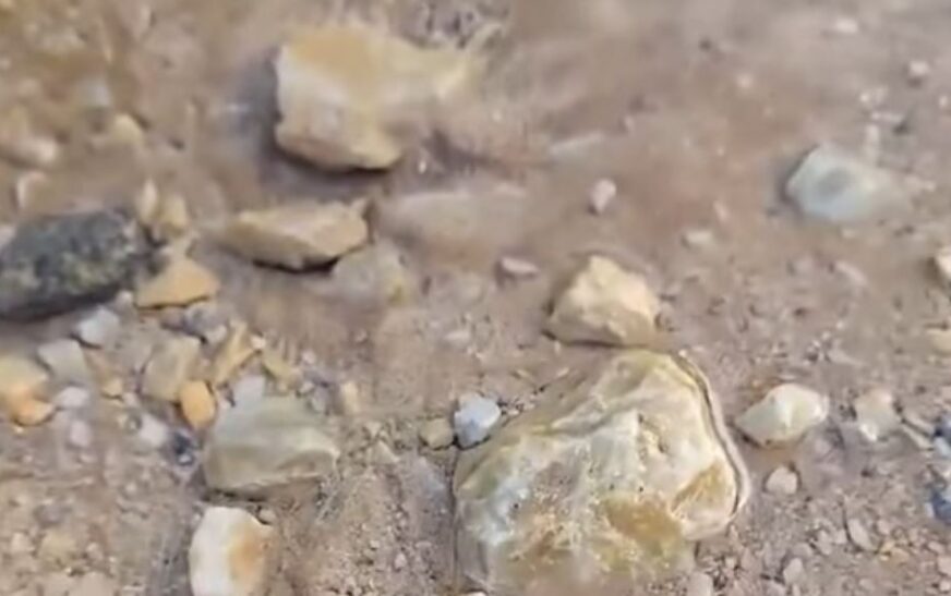 Shpërthen një gyp uji te Lagjja e Spitalit në Prishtinë, ankohen qytetarët (VIDEO)