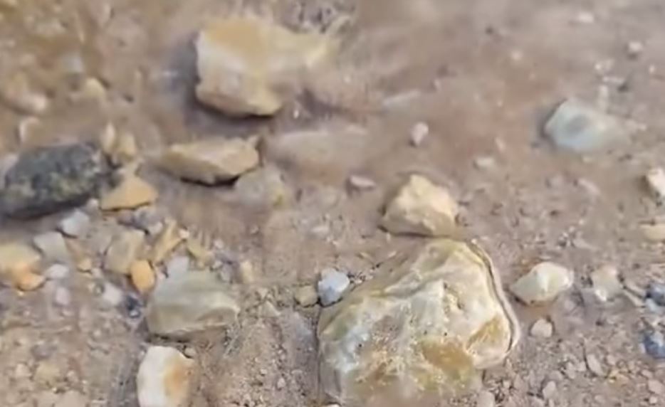 Shpërthen një gyp uji te Lagjja e Spitalit në Prishtinë, ankohen qytetarët (VIDEO)