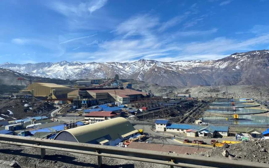 Tërmeti shemb boshtin e minierës në Kili, një punëtor i vdekur dhe pesë të bllokuar
