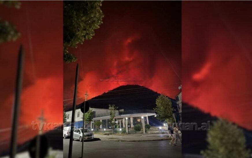 Delvina rrethohet nga flakët, rrezikohen depot e naftës dhe spitali.