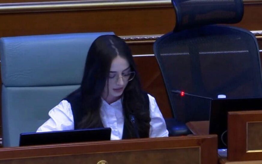 Sala Jashari reagon pas gjuhës së Avni Deharit ndaj saj