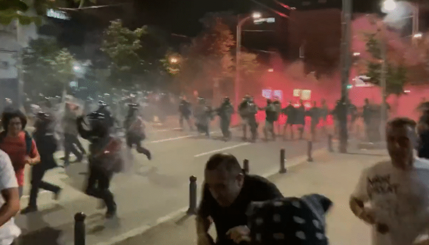 Përleshje mes protestuesve dhe policisë në Serbi