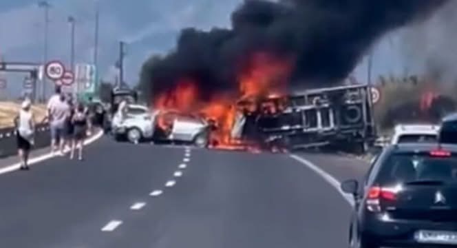 Aksident i rëndë në Greqi – Tre shqiptarë shkrumbohen brenda makinës, dy të plagosur rëndë